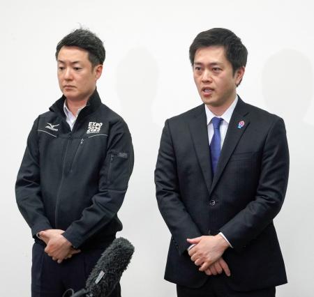 取材に応じる大阪府の吉村洋文知事（右）と大阪市の横山英幸市長＝２３日午後、大阪市北区