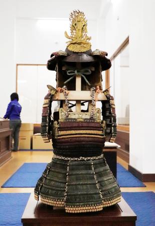 修復を終えた、上杉謙信が着用したとされる甲冑＝２３日午前、山形県米沢市