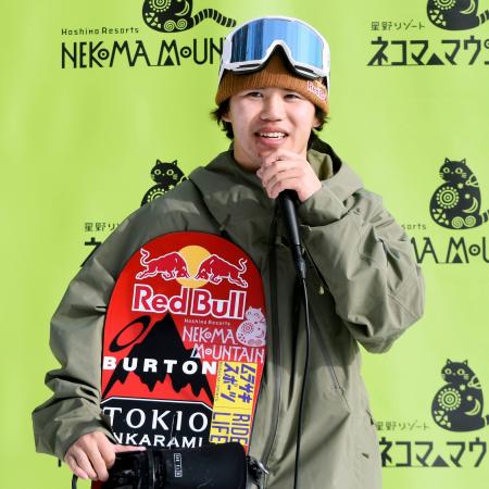 練習後、取材に応じるスノーボード男子の荻原大翔＝２３日、星野リゾートネコママウンテン