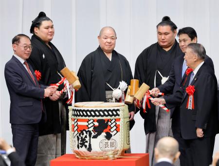 日本相撲協会の財団法人設立１００周年記念式典で鏡開きをする八角理事長（左から３人目）ら＝２３日、東京都墨田区の両国国技館