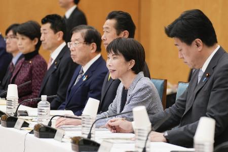 政府の男女共同参画会議であいさつする高市首相（右から２人目）＝１２日、首相官邸