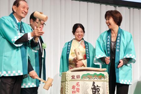 優勝祝賀会で鏡開きをする女子ゴルフの山下美夢有（右から２人目）＝２３日、東京都内のホテル