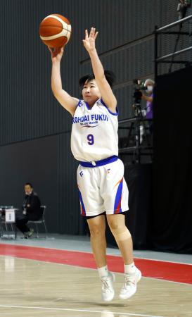 福井工大福井―北星学園女　第４クオーター、シュートを決める福井工大福井・山口＝京王アリーナＴＯＫＹＯ