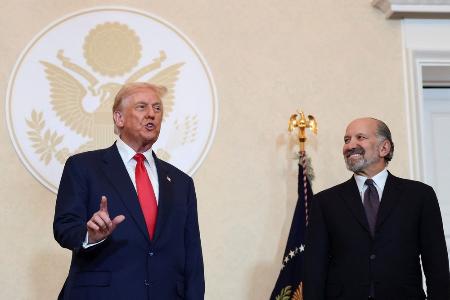 １０月、在日米大使公邸で開かれた懇談会であいさつするトランプ米大統領。右はラトニック米商務長官＝東京都港区（ロイター＝共同）