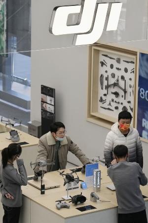ＤＪＩの店舗に並ぶ小型無人機＝２０２１年１２月、北京