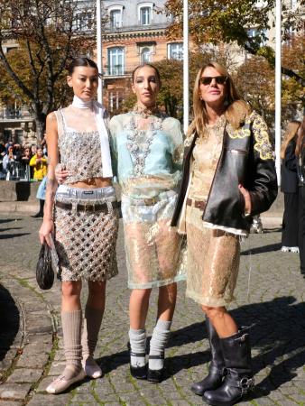 　シアー素材を重ねた“見せパン”コーデの３人＝２０２２年１０月