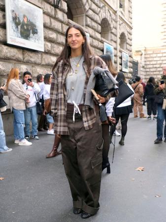 　ネルシャツとオーバーサイズのパンツを合わせたアメカジスタイル＝２０２４年９月