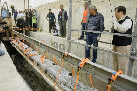 2017年、「第2の太陽の船」の部材の引き上げで合図を出す吉村作治さん(右端)。部材には、破損防止のため和紙が貼られている=エジプト・ギザ