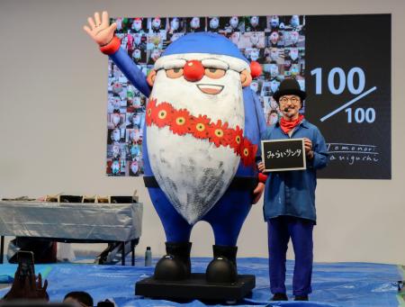 大阪・関西万博の会場で制作した「みらいサンタ」と谷口智則さん＝９月、大阪市此花区の夢洲