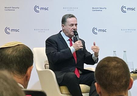 昨年２月、ドイツ・ミュンヘンでの安全保障会議で話すカッツ氏