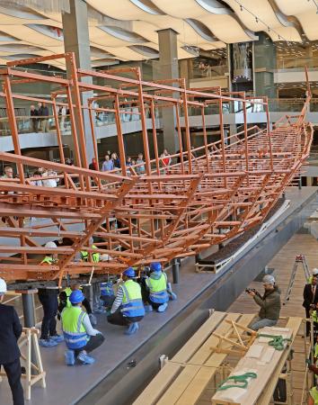 船底部分に部材が取り付けられた「第２の太陽の船」の骨組み＝２３日、エジプト・ギザ（共同）