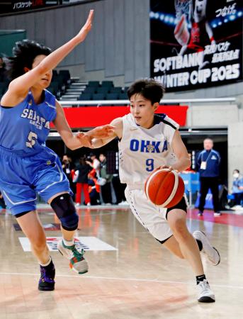 桜花学園―柴田学園大柴田学園　第１クオーター、ドリブルで攻め込む桜花学園・竹内＝東京体育館