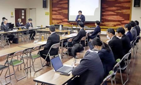 地下駐車場浸水被害の再発防止策などを検討する有識者委員会の会合＝２４日午前、津市