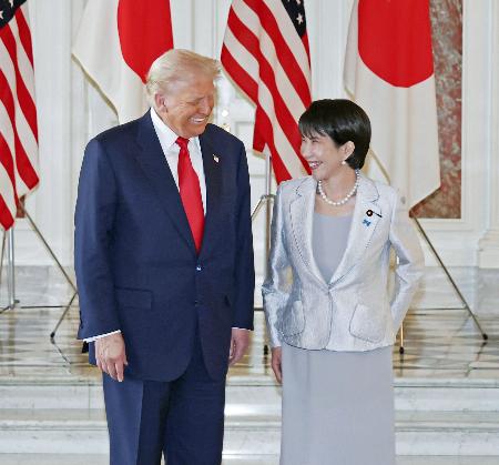 笑顔を交わす高市首相（右）とトランプ米大統領＝１０月、東京・元赤坂の迎賓館