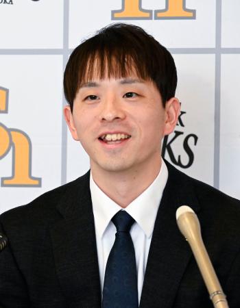 契約更改し、記者会見するソフトバンク・大関＝２４日、みずほペイペイドーム