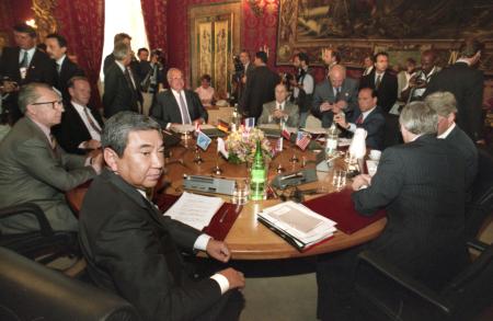 １９９４年７月、ナポリサミットに首相の代理で出席した河野洋平副総理兼外相（手前左）＝ナポリ王宮（共同）
