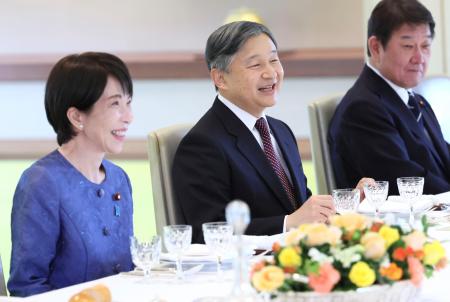高市首相（左）らを招いた昼食会で歓談される天皇陛下＝２４日午後、宮殿・連翠（代表撮影）