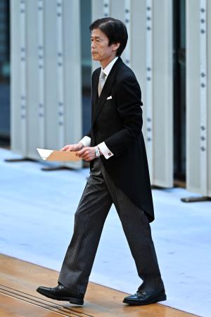 天皇陛下から認証を受けた黒田武一郎宮内庁長官＝２４日午後、宮殿・松の間（代表撮影）