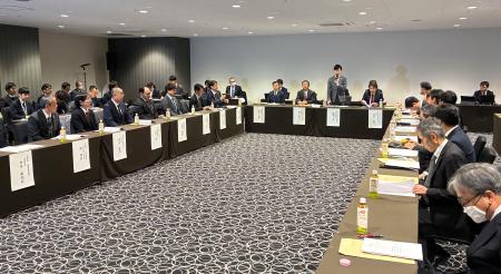 ＪＲ芸備線の一部区間の存廃を話し合う芸備線再構築協議会の幹事会＝２４日午前、広島市南区