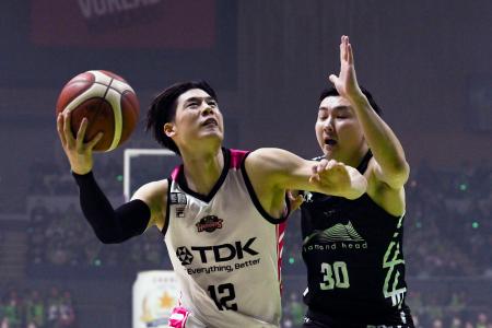 秋田の元田（左）をマークする北海道の富永＝北海きたえーる（（Ｃ）Ｂ．ＬＥＡＧＵＥ）