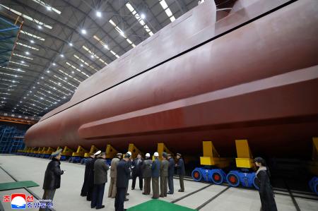 北朝鮮メディアが公開した原子力潜水艦の建造事業。金正恩朝鮮労働党総書記が視察した（朝鮮中央通信＝共同）