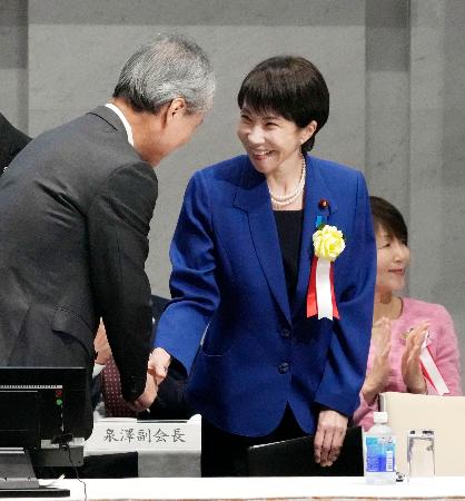 経団連の審議員会に出席し、筒井義信会長（左）と握手する高市首相＝２５日午後、東京・大手町の経団連会館