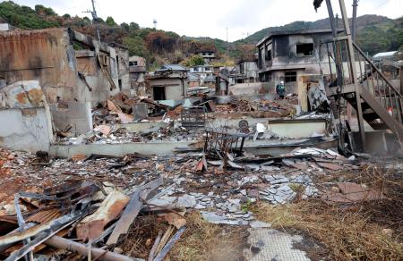 報道陣に公開された火災現場＝２５日午前、大分市佐賀関