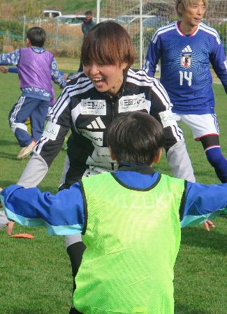 小学生と交流するサッカー女子日本代表の宮沢ひなた（中央）＝神奈川県寒川町
