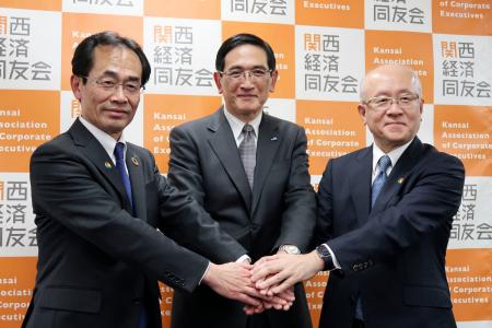 関西経済同友会の次期代表幹事に決まり、写真に納まる長谷川一明氏。左は永井靖二代表幹事、右は三笠裕司氏＝２５日午後、大阪市北区