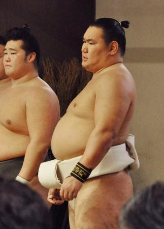 若手力士の稽古を厳しい表情で見つめる豊昇龍＝東京都台東区の立浪部屋