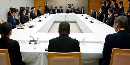 首相官邸で開かれた女性特有の健康問題に着目し、対応を議論する副大臣会議の初会合＝２５日午後