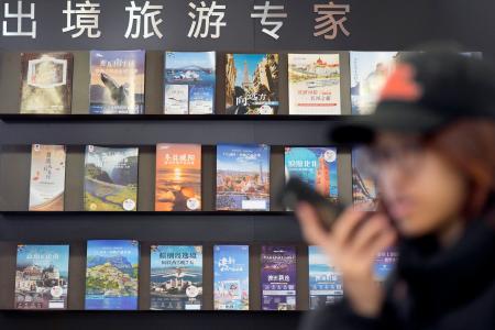 北京市内の旅行会社に並ぶ観光地のパンフレット。日本を紹介するものはなかった＝２５日（共同）