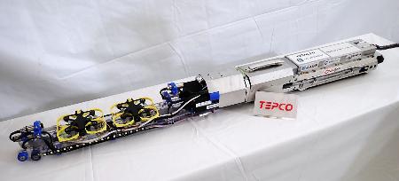 福島第１原発３号機の原子炉格納容器内にドローンを挿入するための専用装置（東京電力提供）