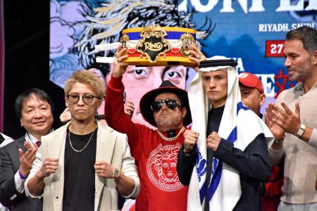 記者会見でポーズをとる世界スーパーバンタム級主要４団体統一王者の井上尚弥（手前左）と挑戦者のアラン・ピカソ（同右）＝２５日、リヤド（共同）