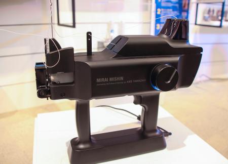 　アックスヤマザキが大阪・関西万博に出展した、立体物に直接縫える世界初の家庭用ミシン