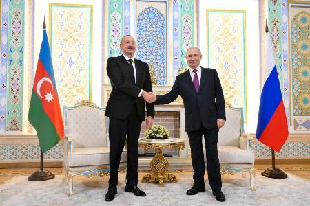 １０月９日、タジキスタンの首都ドゥシャンベで会談したロシアのプーチン大統領（右）とアゼルバイジャンのアリエフ大統領（タス＝共同）