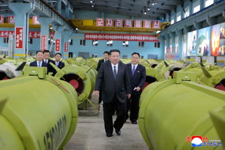 軍需工場に相当する工業企業所を視察する北朝鮮の金正恩朝鮮労働党総書記（手前）（朝鮮中央通信＝共同）