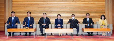 閣議に臨む高市首相（中央）ら＝２６日午前、首相官邸