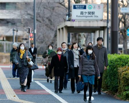 仕事納めとなる２６日朝、職場に向かう人たち＝東京・霞が関