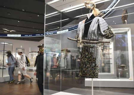 「民族共生象徴空間(ウポポイ)」内の博物館で展示されるアイヌの民族衣装=2021年、北海道白老町