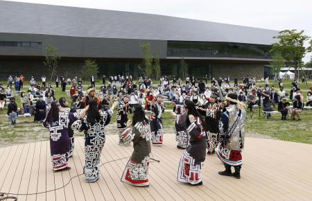 ２０２０年７月、アイヌ文化施設「民族共生象徴空間（ウポポイ）」が開業し、披露された踊り＝北海道白老町