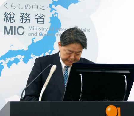 記者会見で陳謝する林総務相＝２６日午前、総務省