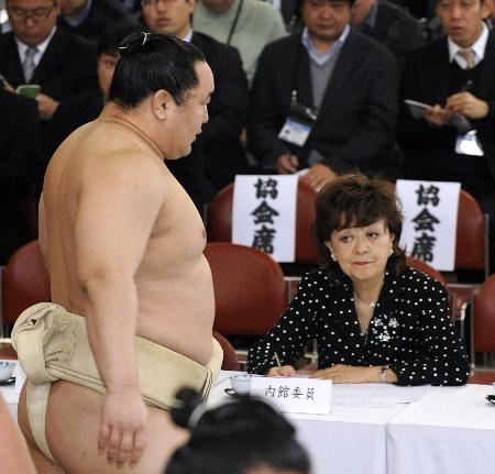 　２０１０年１月、稽古総見で横綱朝青龍（当時）を見る内館牧子さん＝東京・両国国技館