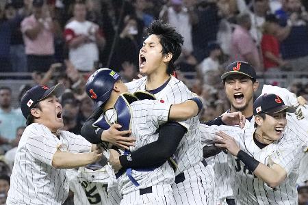 　前回のＷＢＣで米国を破って優勝を決め、ナインと喜ぶ大谷翔平（中央）＝２０２３年３月、マイアミ