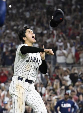 前回のＷＢＣで優勝を決め、帽子を投げて喜ぶ大谷翔平＝２０２３年３月、マイアミ