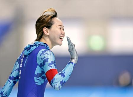 女子500メートルで優勝し、笑顔を見せる吉田雪乃=長野市エムウェーブ