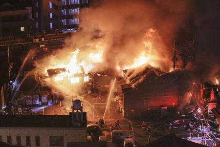 消火活動が続く旦過市場の火災現場＝２０２２年８月、北九州市小倉北区