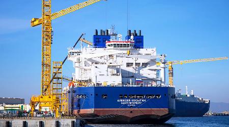 初のロシア国産のＬＮＧ輸送用砕氷タンカー＝ロシア・ウラジオストク（ソフコムフロート提供・共同）