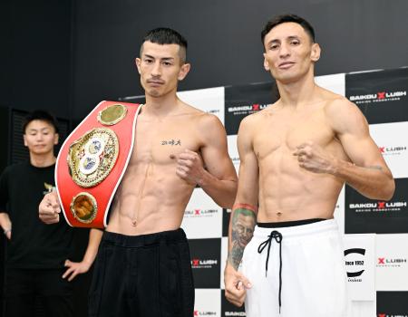 ＩＢＦフライ級世界戦の前日計量を終え、ポーズをとる王者の矢吹正道（左）と挑戦者のフェリックス・アルバラード＝２６日、愛知県国際展示場