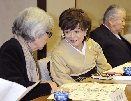 任期最後の横綱審議委員会に臨む内館牧子委員（中央）。左は山田洋次委員＝２０１０年１月、東京・両国国技館